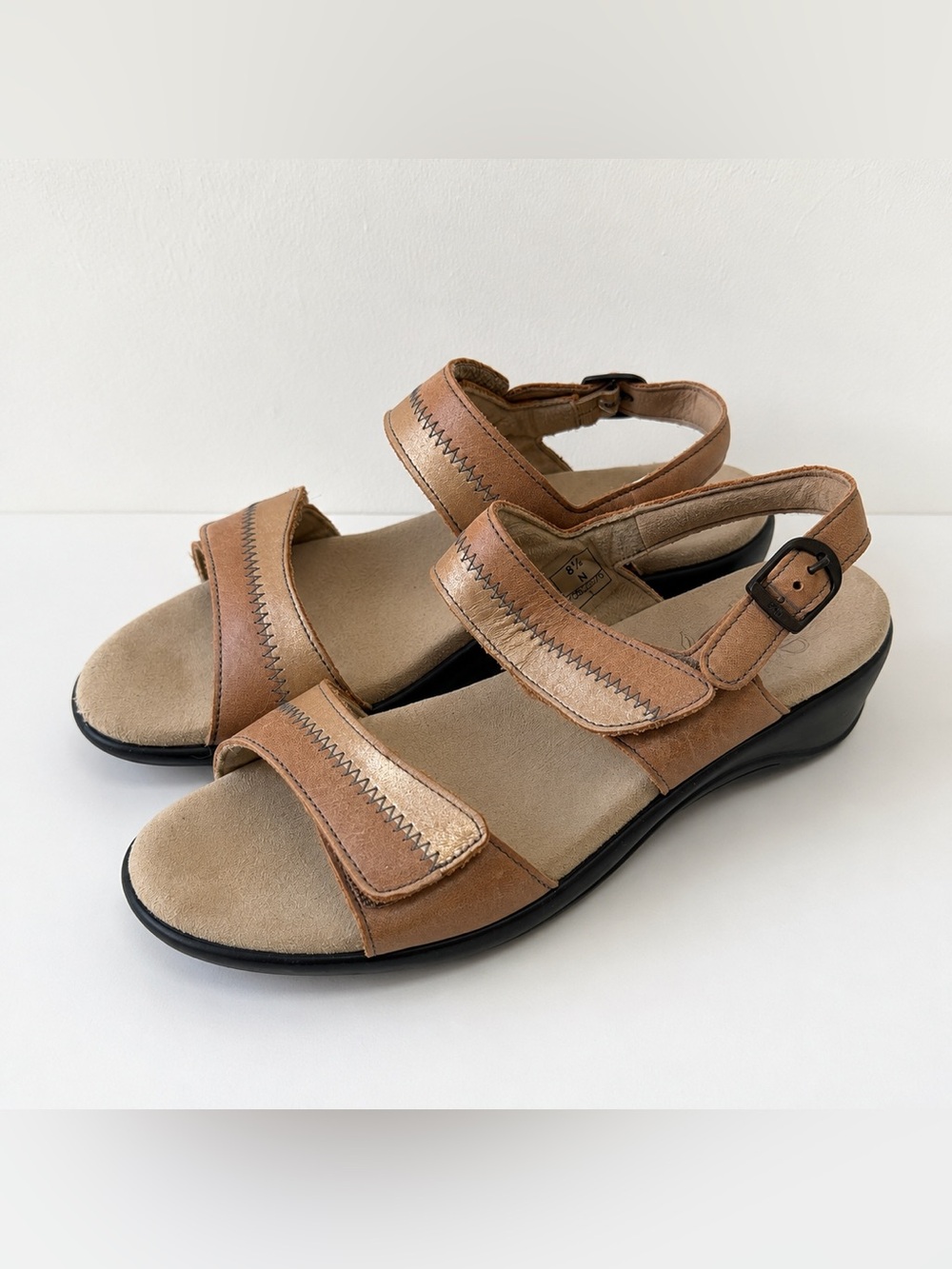 SAS Leather Comfort Sandals Womens 8.5N Brown Tan Adjustable Walking Shoes USA